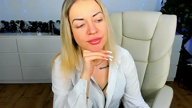 Snapshot of Anna_Snows chatting on 12.21.25 Anna Snows online show from 12.21.25