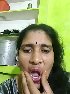 Snapshot of Hot-piuy chatting on 10.30.25 Hot-piuy online show from 10.30.25