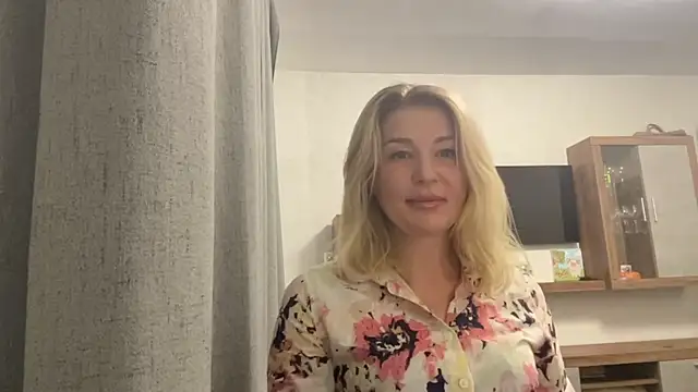 Snapshot of Blondie_xoxoxo chatting on 09.16.25 Blondie xoxoxo online show from 09.16.25