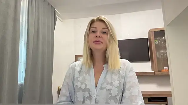 Snapshot of Blondie_xoxoxo chatting on 10.01.25 Blondie xoxoxo online show from 10.01.25