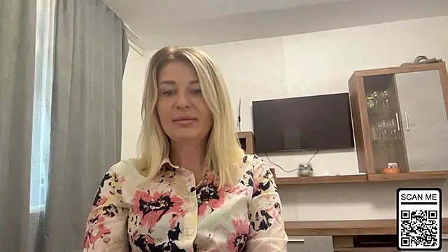 Snapshot of Blondie_xoxoxo chatting on 10.02.25 Blondie xoxoxo online show from 10.02.25