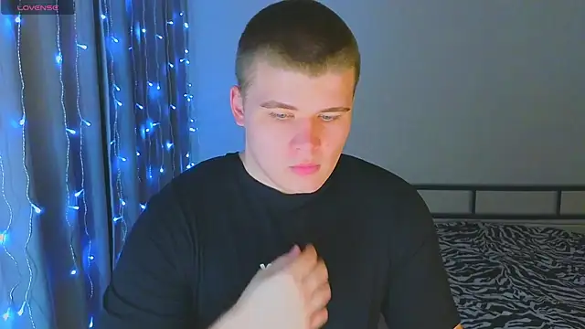 Snapshot of kittenmurr chatting on 12.19.25 kittenmurr online show from 12.19.25