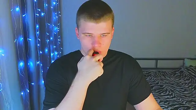 Snapshot of kittenmurr chatting on 12.19.25 kittenmurr online show from 12.19.25