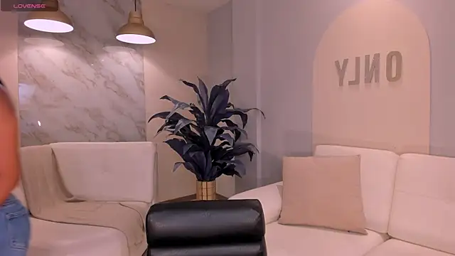 AyshelBrown online show from 09.13.25