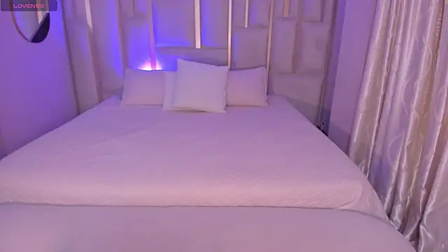 Snapshot of LizzCooper chatting on 09.28.25 LizzCooper online show from 09.28.25