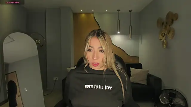 Snapshot of LizzCooper chatting on 11.05.25 LizzCooper online show from 11.05.25