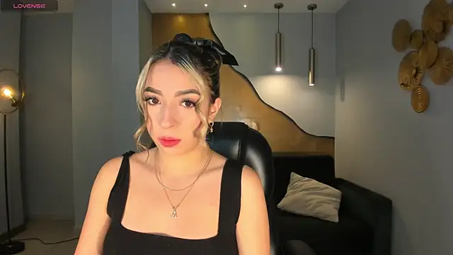 Snapshot of LizzCooper chatting on 11.08.25 LizzCooper online show from 11.08.25