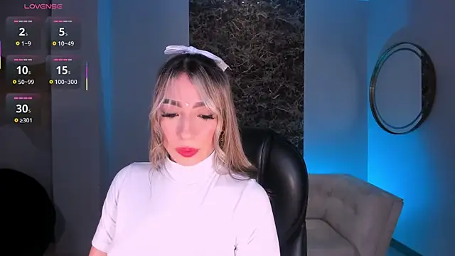 Snapshot of LizzCooper chatting on 11.12.25 LizzCooper online show from 11.12.25