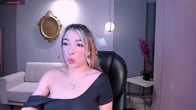 Snapshot of LizzCooper chatting on 11.19.25 LizzCooper online show from 11.19.25