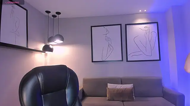 Snapshot of LizzCooper chatting on 11.20.25 LizzCooper online show from 11.20.25