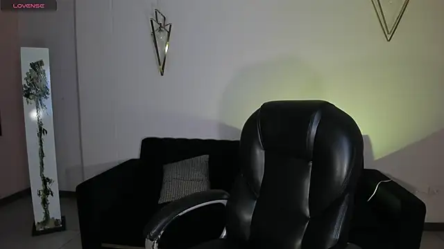 Snapshot of LizzCooper chatting on 11.25.25 LizzCooper online show from 11.25.25