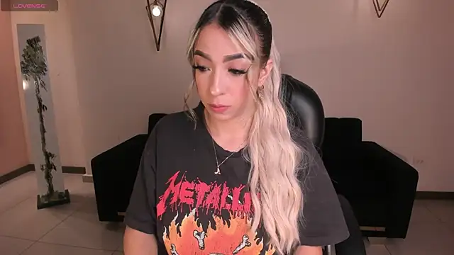 Snapshot of LizzCooper chatting on 11.26.25 LizzCooper online show from 11.26.25