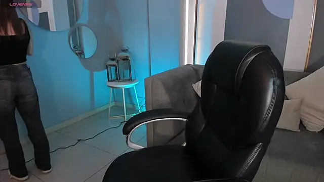 Snapshot of LizzCooper chatting on 11.30.25 LizzCooper online show from 11.30.25