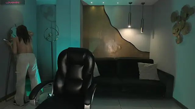 Snapshot of LizzCooper chatting on 12.16.25 LizzCooper online show from 12.16.25