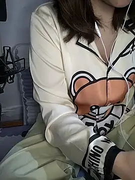 Snapshot of Kuncute chatting on 12.16.25 Kuncute online show from 12.16.25