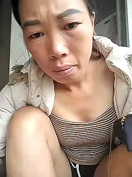 MayLyy online show from 10.08.25