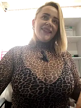 Snapshot of CurvyLust_x chatting on 09.13.25 CurvyLust x online show from 09.13.25