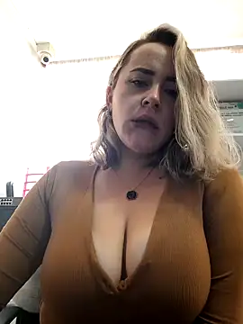 Snapshot of CurvyLust_x chatting on 09.18.25 CurvyLust x online show from 09.18.25
