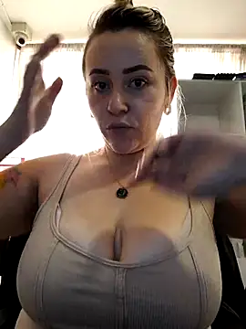 Snapshot of CurvyLust_x chatting on 10.10.25 CurvyLust x online show from 10.10.25