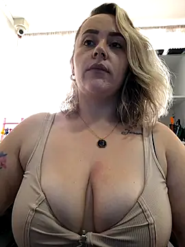 Snapshot of CurvyLust_x chatting on 10.17.25 CurvyLust x online show from 10.17.25