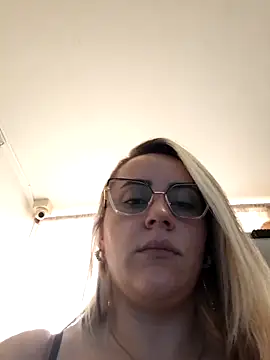 Snapshot of CurvyLust_x chatting on 10.27.25 CurvyLust x online show from 10.27.25