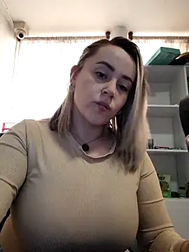 Snapshot of CurvyLust_x chatting on 11.05.25 CurvyLust x online show from 11.05.25