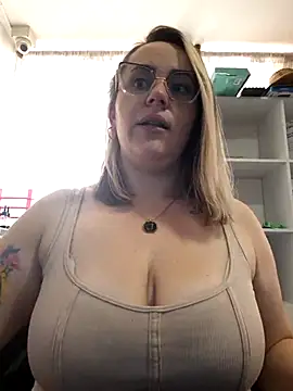 Snapshot of CurvyLust_x chatting on 11.28.25 CurvyLust x online show from 11.28.25