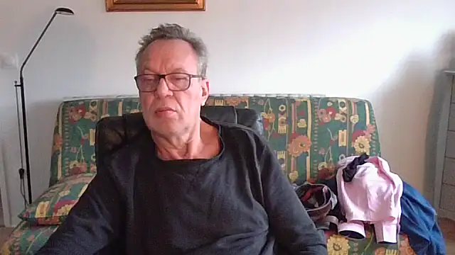 Snapshot of cqhd76 chatting on 12.04.25 cqhd76 online show from 12.04.25