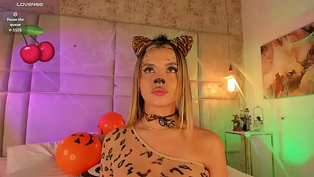 Snapshot of Mily_Vermont chatting on 10.31.25 Mily Vermont online show from 10.31.25