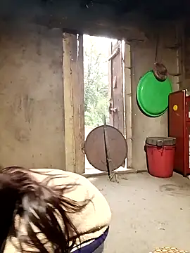 quynhkoolbae online show from 12.18.25