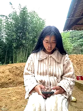 EmLy02 online show from 11.19.25