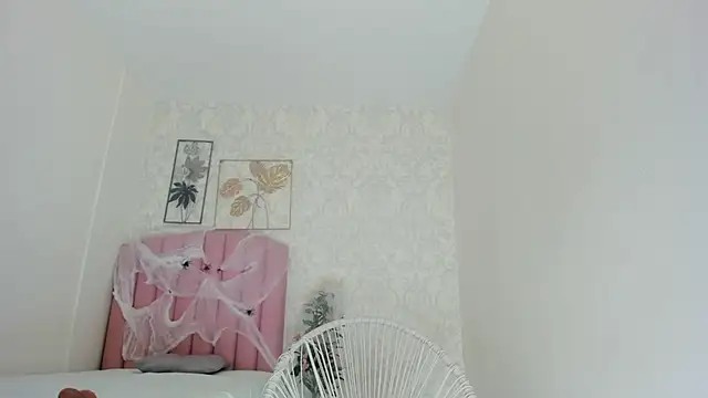 Snapshot of emy_barnert chatting on 10.12.25 emy barnert online show from 10.12.25