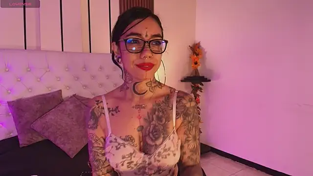 Snapshot of ViolettaAlemida chatting on 01.07.26 ViolettaAlemida online show from 01.07.26