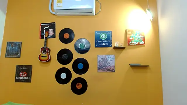 skinnyverus18 online show from 10.31.25