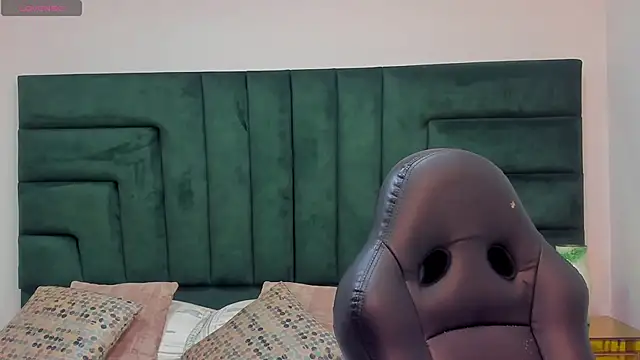 SaraWagner  online show from 04.12.26