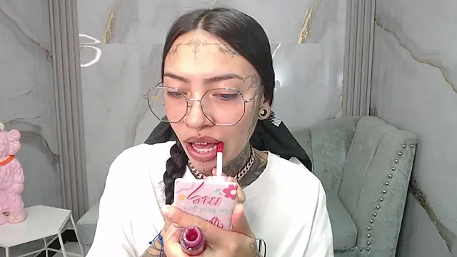 Ashley Blum v online show from 11.12.25