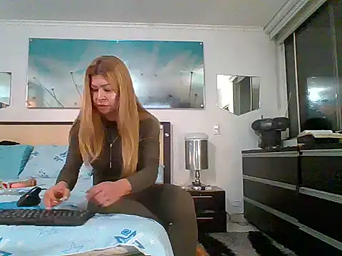 Mirianzapata 1 online show from 10.31.25