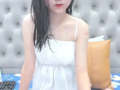 Snapshot of _ly__ chatting on 10.06.25 ly online show from 10.06.25