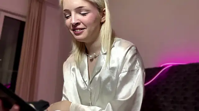 Snapshot of blondekira chatting on 10.21.25 blondekira online show from 10.21.25