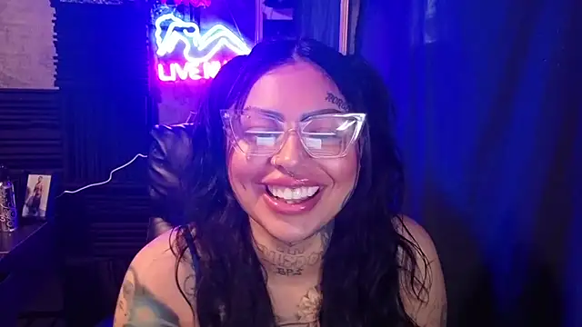 Snapshot of chicanachic13 chatting on 12.13.25 chicanachic13 online show from 12.13.25