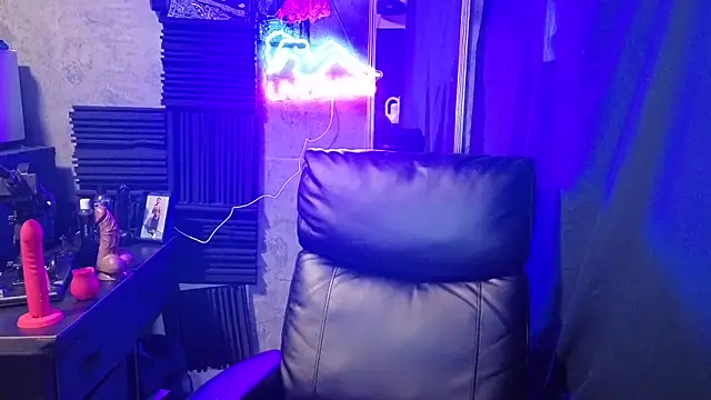 Snapshot of chicanachic13 chatting on 12.14.25 chicanachic13 online show from 12.14.25