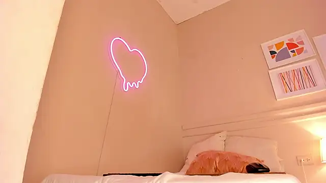 Snapshot of _aleja_x chatting on 10.17.25 aleja x online show from 10.17.25