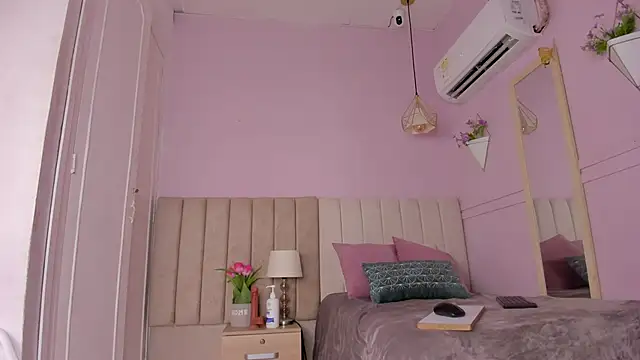 Snapshot of _aleja_x chatting on 10.30.25 aleja x online show from 10.30.25