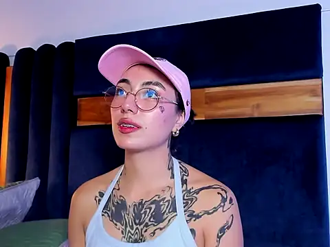 Snapshot of cami_zapata chatting on 10.19.25 cami zapata online show from 10.19.25