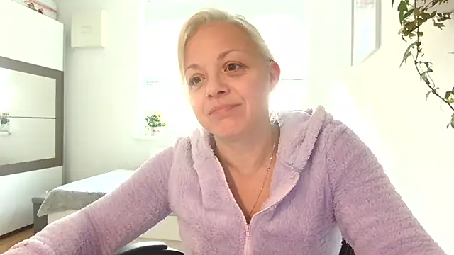 Linsy Kim online show from 10.19.25