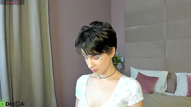 Adeline Perle online show from 09.11.25