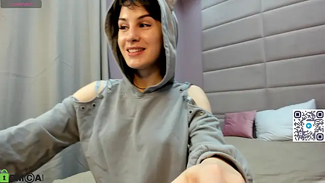 Adeline Perle online show from 10.12.25