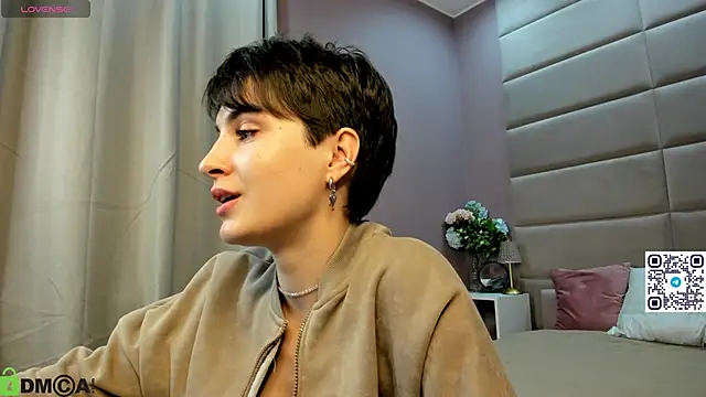 Adeline Perle online show from 10.14.25