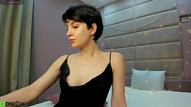 Adeline Perle online show from 11.11.25