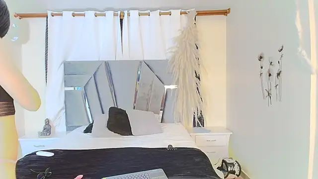 MiniLove 01 online show from 10.22.25